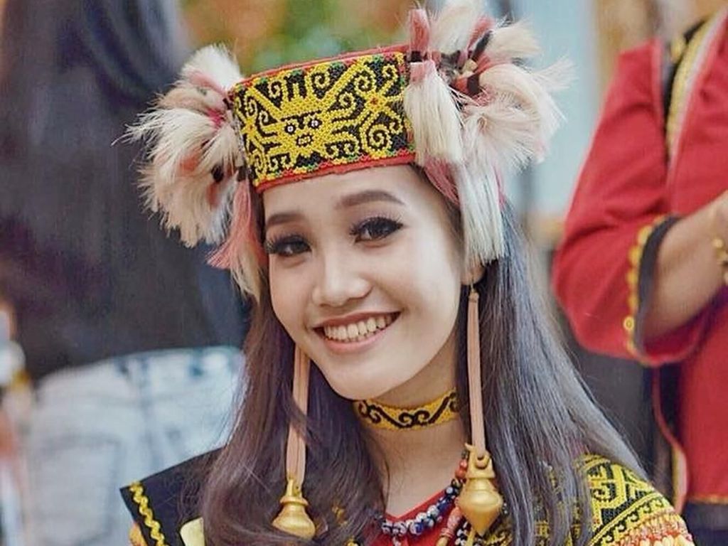 Pakai Baju Suku Dayak, Wanita Ini Jadi Juara Miss World Malaysia 2018
