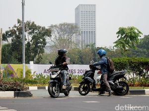 Ugal-ugalan! Angkot Seruduk Pemotor