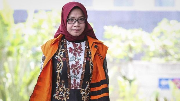 Mantan Wakil Ketua Komisi VII DPR Eni Maulani Saragih tiba untuk menjalani pemeriksaan di gedung KPK, Jakarta, Rabu (12/9).