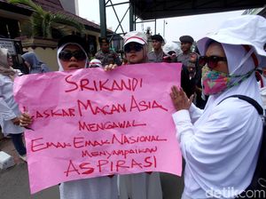 Emak-emak Gempur Mabes Polri Tuntut Keadilan Tagar 2019GantiPresiden