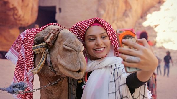 Potret Liburan Hijaber Cantik Dubai, Haifa Beseisso