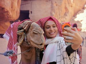 Potret Liburan Hijaber Cantik Dubai, Haifa Beseisso