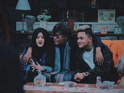 Tak Mau Orang Tuanya Pisah, Rizky Febian Cium Kaki Sang Ibu