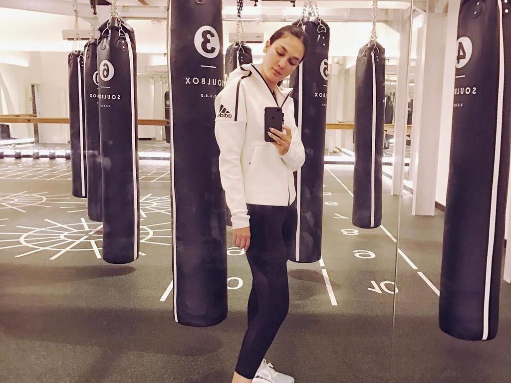 Digosipkan Putus dengan Reino Barack, Intip Gaya Olahraga Luna Maya Digosipkan Putus dengan Reino Barack, Intip Gaya Olahraga Luna Maya