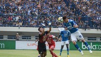 Pesepak bola Persib Jonathan Bauman (kanan) menyundul bola ke gawang Arema FC. ANTARA FOTO/Raisan Al Farisi.