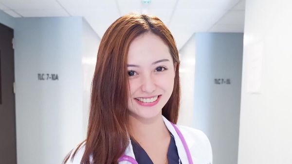 Foto: Dokter Sunat Tercantik di Filipina yang Suka ke Pantai