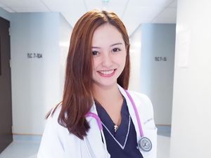 Foto: Dokter Sunat Tercantik di Filipina yang Suka ke Pantai