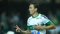 Barcelona tergiur merekrut Keirrison di 2009, setelah sang penyerang tampil tajam di Liga Brasil. Keirrison bikin 21 gol di 31 penampilan bareng Coritiba di musim 2008, lalu mencetak lima gol dalam tujuh penampilan singkat di Palmeiras. Barcelona meminjamkannya ke sejumlah klub untuk mematangkannya, tapi Keirrison tak pernah mencapai potensi maksimalnya. Pemain 29 tahun ini sekarang bermain untuk Londrina di Brasil. (Foto: Heuler Andrey/Getty Images)