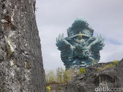 Foto: Libur Akhir Tahun ke Patung GWK, Lebih Megah dari Liberty