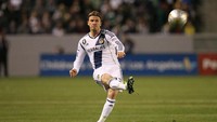 David Beckham sudah dikenal sebagai eksekutor tendangan bebas yang sangat oke. Ada 65 gol yang dia cetak dari tendangan bebas. (Foto: Victor Decolongon/Getty Images)