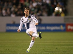 David Beckham sudah dikenal sebagai eksekutor tendangan bebas yang sangat oke. Ada 65 gol yang dia cetak dari tendangan bebas. (Foto: Victor Decolongon/Getty Images)