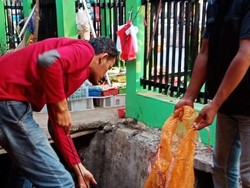 Rusak Pembatas Jalan di Pd Labu, Pria ini Dihukum Bersihkan Got