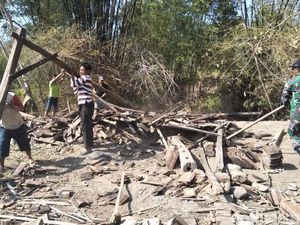 Tolong Bupati Ipong, Rumah Janda Ini Roboh Tersapu Angin Tolong Bupati Ipong, Rumah Janda Ini Roboh Tersapu Angin