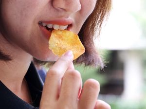 Penggemar Micin? Yuk, Pilih Camilan yang Sehat Tapi Tetap Enak