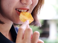 Penggemar Micin? Yuk, Pilih Camilan yang Sehat Tapi Tetap Enak