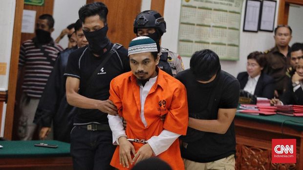 Istri Peluk Dalang Rusuh Mako Brimob sebelum Sidang Vonis
