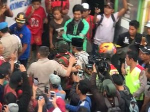 Agustinus Turun dari Baliho Setelah Dibujuk Jimly Asshiddiqie