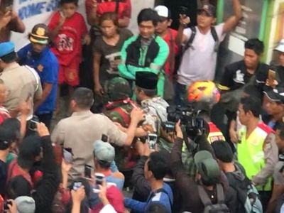 Detik-detik Agustinus Turun dari Baliho Usai Dibujuk Jimly