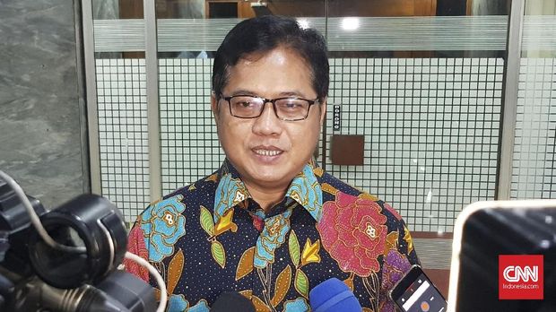 Ketua Bappilu PAN Viva Yoga Mauladi mengklarifikasi isu bergabungnya Gatot Nurmantyo sebagai kader, di kompleks parlemen, Kamis (13/9).
