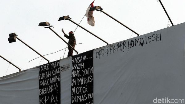 32 Jam Bertahan, Agustinus Belum Turun dari Baliho di Pasar Rebo