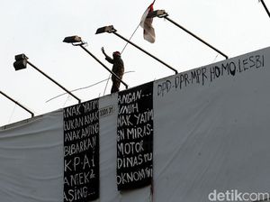 32 Jam Bertahan, Agustinus Belum Turun dari Baliho di Pasar Rebo