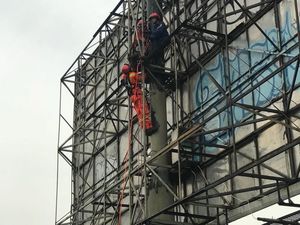 Setelah 34 Jam Lebih Panjat Baliho Pasar Rebo, Agustinus Diturunkan