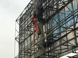 Setelah 34 Jam Lebih Panjat Baliho Pasar Rebo, Agustinus Diturunkan