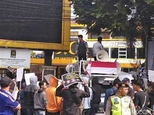 Massa di Bandung Tuntut PKS Ganti Tagar Ganti Presiden