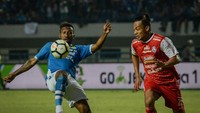 Pesepakbola Persib Bandung Patrich Wanggai (kiri) dengan pesepakbola Arema FC Hamka Hamzah (kanan) berebut bola. ANTARA FOTO/Raisan Al Farisi.
