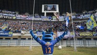 Maskot Persib Bandung memberikan semangat kepada penonton saat pertandingan antara Persib melawan Arema FC dalam laga lanjutan Liga 1 di Stadion Gelora Bandung Lautan Api, Bandung, Jawa Barat, Kamis (13/9). ANTARA FOTO/Raisan Al Farisi.