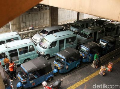Angkot dan Bajaj Ngetem, Tanah Abang Macet Parah