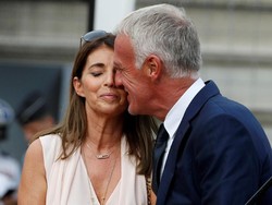Istri Deschamps, Claude,  juga ikut mendampingi. (Foto: Eric Gaillard/Reuters)