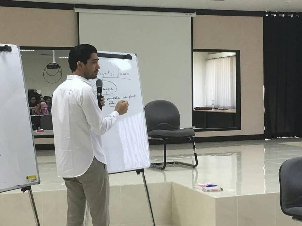 Reza Rahadian Ngajar di UI, Dinar Candy Dicatut Akun Prostitusi Reza Rahadian Ngajar di UI, Dinar Candy Dicatut Akun Prostitusi