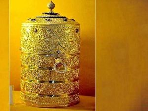 Rantang Emas Bernilai Jutaan Dolar Dipakai Makan oleh Pencurinya