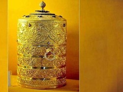 Rantang Emas Bernilai Jutaan Dolar Dipakai Makan oleh Pencurinya