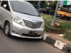Mobil Alphard ini Sudah 2 Hari Parkir di Jalan Metro Pondok Indah