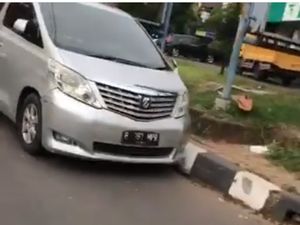 Mobil Alphard ini Sudah 2 Hari Parkir di Jalan Metro Pondok Indah Mobil Alphard ini Sudah 2 Hari Parkir di Jalan Metro Pondok Indah