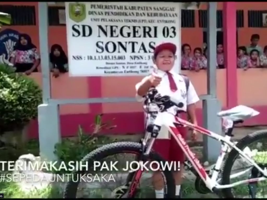 Mimpi Bocah Pelintas Batas Negara Dapat Sepeda dari Jokowi Terwujud! Mimpi Bocah Pelintas Batas Negara Dapat Sepeda dari Jokowi Terwujud!