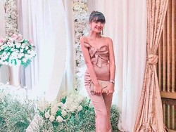 Perut Membuncit, Anissa Aziza Hamil?