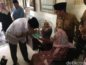 Video: Saat Prabowo Cium Tangan Istri Gus Dur 2 Kali