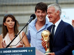 Deschamps pun masuk rekor. Dia menjadi orang ketiga yang pernah memenangi Piala Dunia sebagai pemain dan pelatih setelah Mario Zagallo (Brasil) dan Franz Beckenbauer (Jerman Barat). (Foto: Eric Gaillard/Reuters)