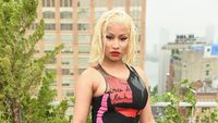 Foto: Gaya Seksi Nicki Minaj di NYFW Setelah Dilempar Cardi B Sepatu