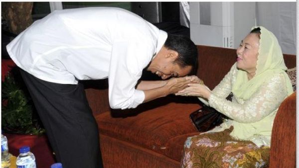 Membandingkan Momen Cium Tangan Jokowi dan Prabowo