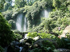 Foto: Air Terjun Cantik Bak Kelambu di Lombok