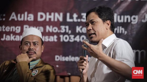 Ketua Persaudaraan Alumni 212 Slamet Maarif (kiri) dan  Juru bicara Front Pembela Islam (FPI) Munarman (kanan ) menghadiri diskusi “Penghadangan Masif, Rezim makin Represif?” di gedung Joang 45, Jakarta (13/9).