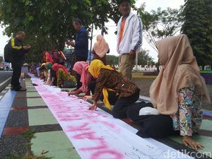 Aksi Cap Jari Darah Honorer K2 Ciamis Tolak Tes CPNS Umum