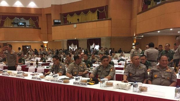 Pejabat TNI dan Polri hadir.