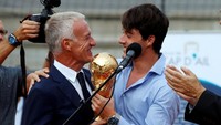 Di dalam seremoni itu, Deschamps dikejutkan dengan kunjungan putranya, Dylan. Dylan menyerahkan trofi juara Piala Dunia, yang dimenangi Prancis di Rusia lalu. (Foto: Eric Gaillard/Reuters)