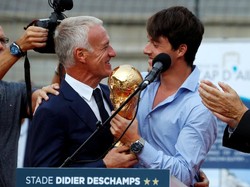 Di dalam seremoni itu, Deschamps dikejutkan dengan kunjungan putranya, Dylan. Dylan menyerahkan trofi juara Piala Dunia, yang dimenangi Prancis di Rusia lalu. (Foto: Eric Gaillard/Reuters)