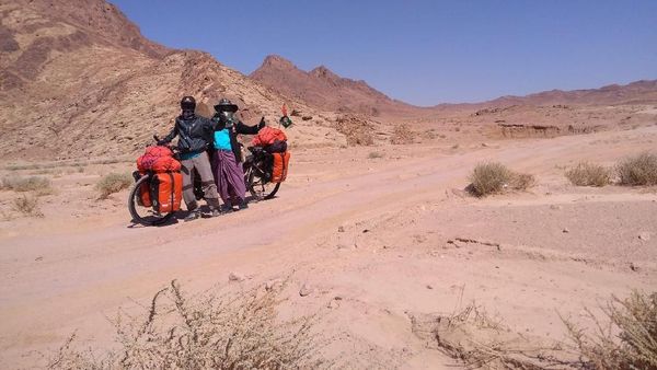 Potret Suami Istri dari Malang yang Gowes Sepeda Sampai Mekkah